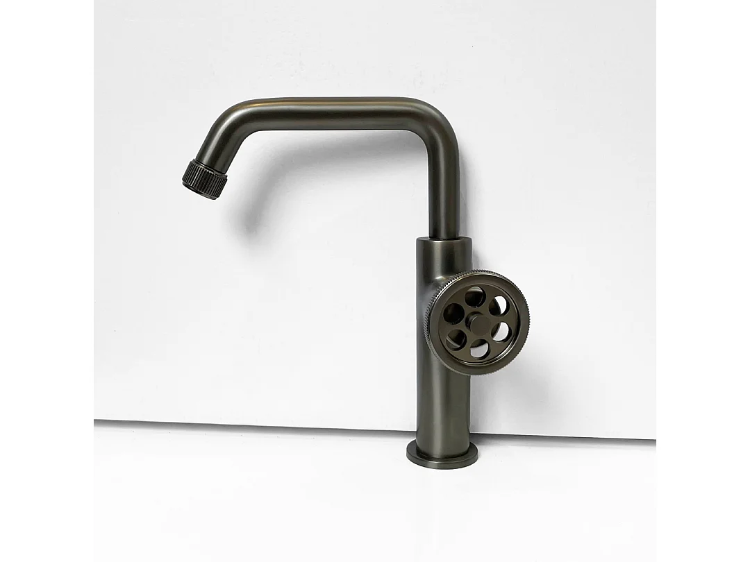 Indus niedriger Waschbeckenmischer grau gun metal Essebagno