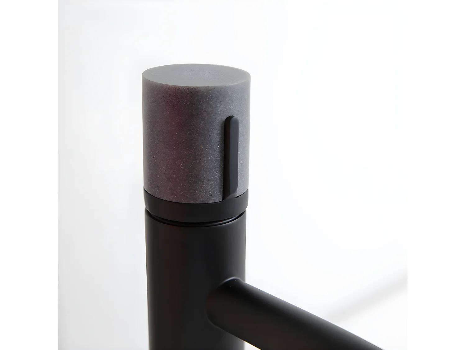 Grifo bajo de lavabo Manopola negro Essebagno