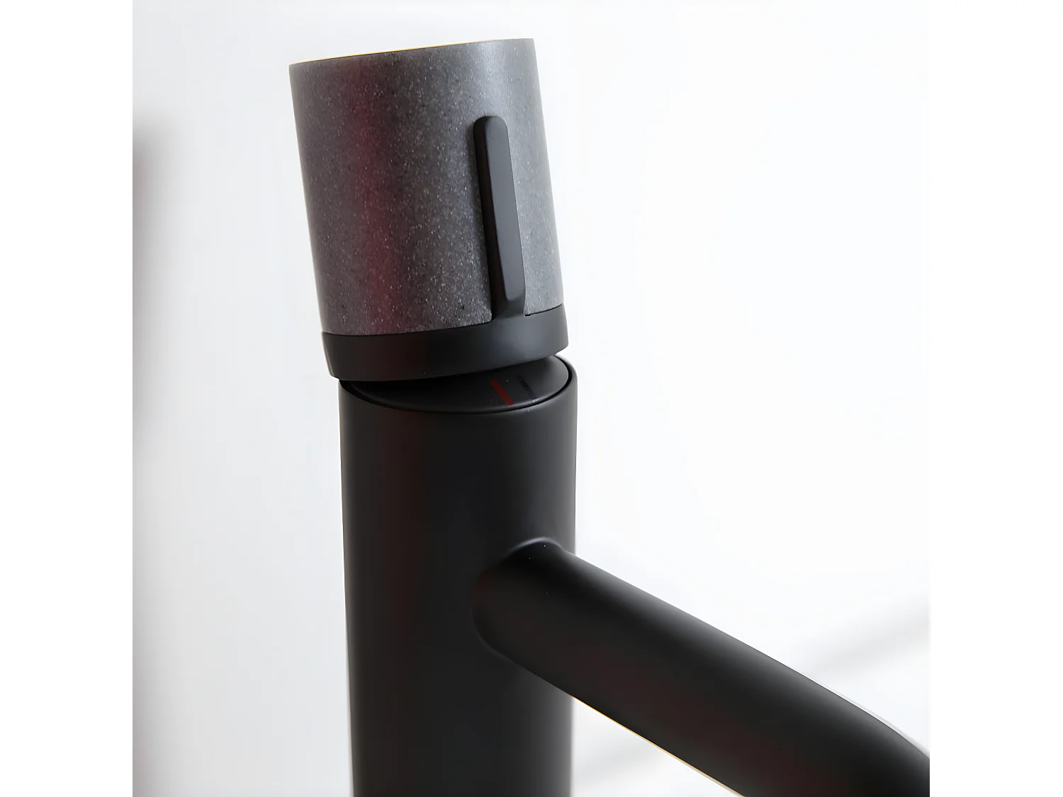 Grifo bajo de lavabo Manopola negro Essebagno