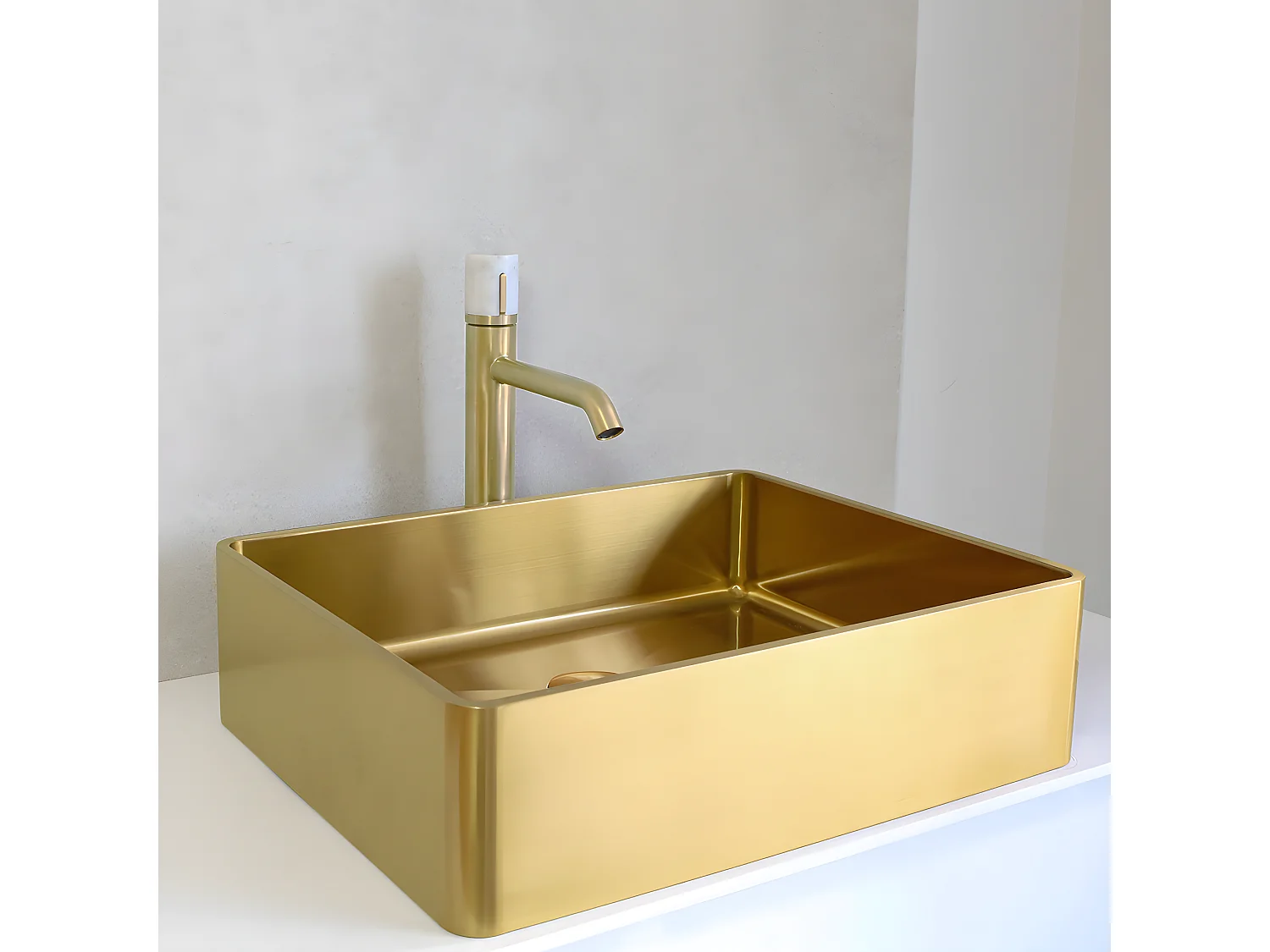 Grifo alto de lavabo Manopola de mármol de oro cepillado Essebagno