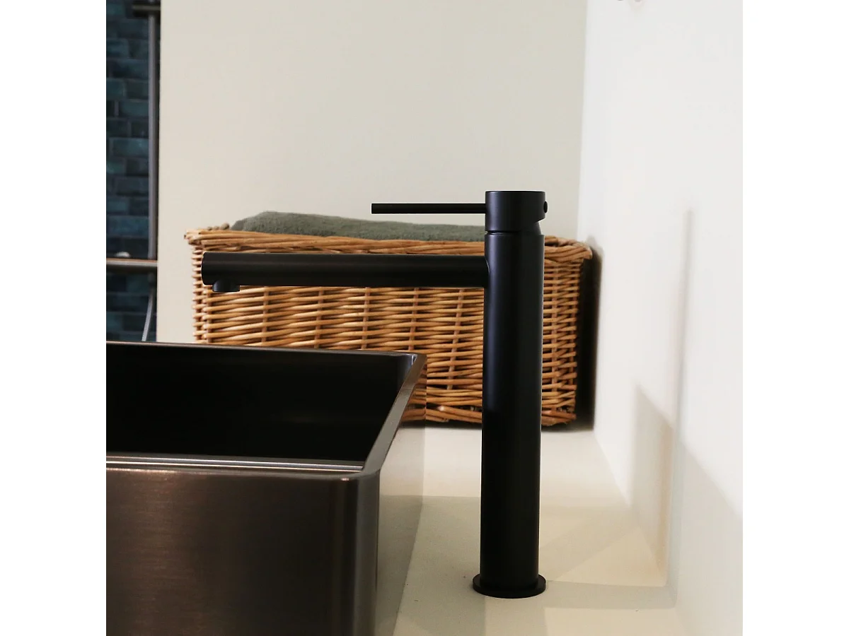 Envol mezclador alto de lavabo negro Essebagno