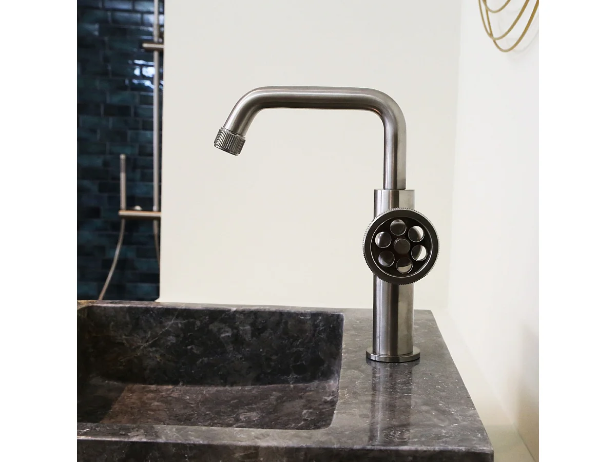 Indus niedriger Waschbeckenmischer in Edelstahloptik Essebagno