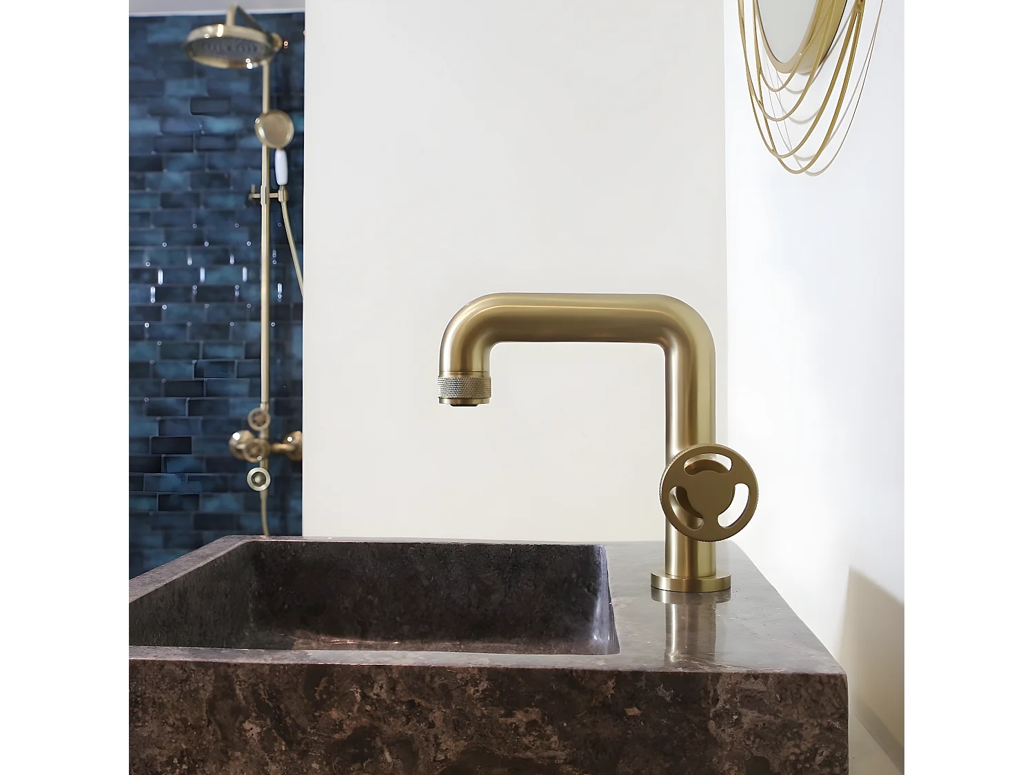 Factory Grifo de lavabo bajo oro cepillado Essebagno