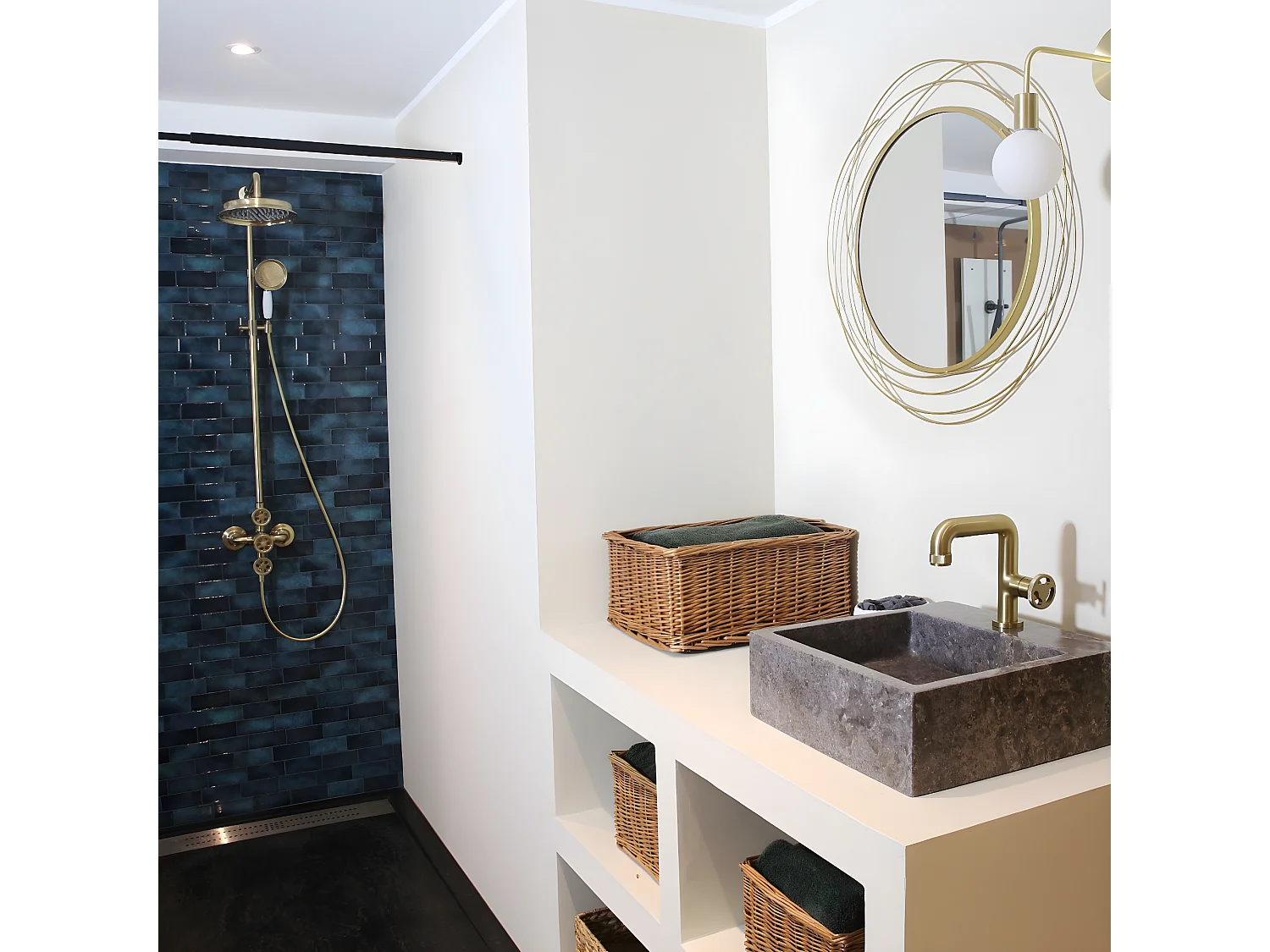 Factory Grifo de lavabo bajo oro cepillado Essebagno