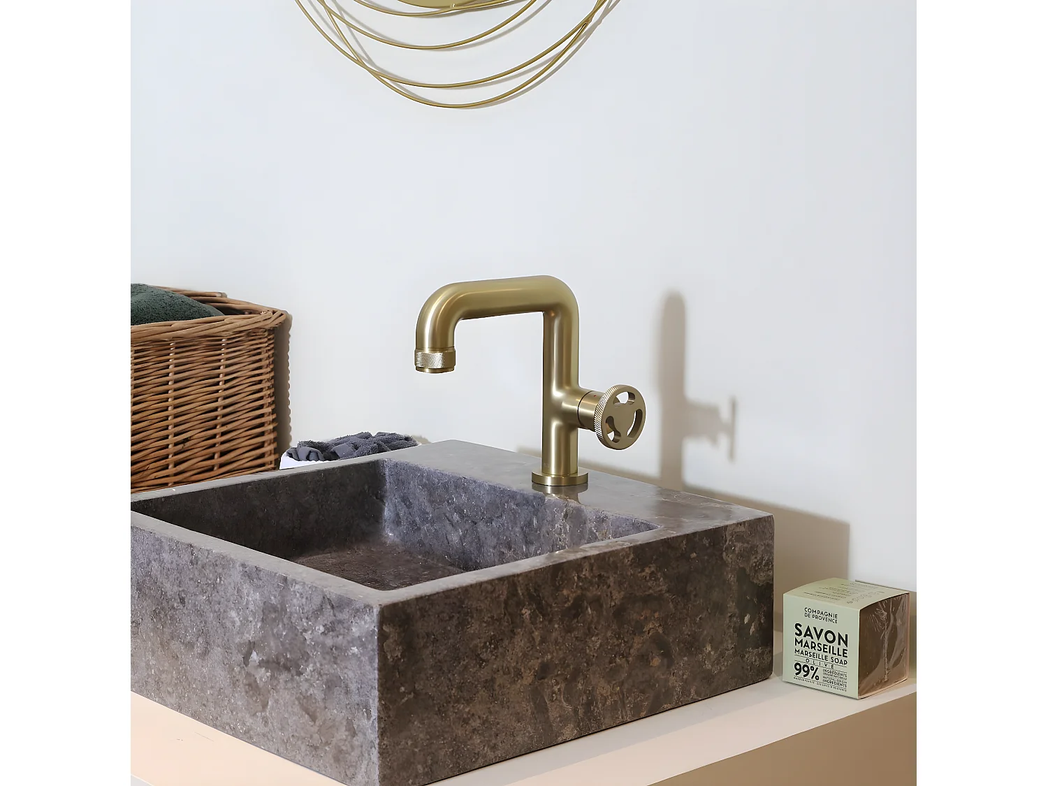 Factory Grifo de lavabo bajo oro cepillado Essebagno