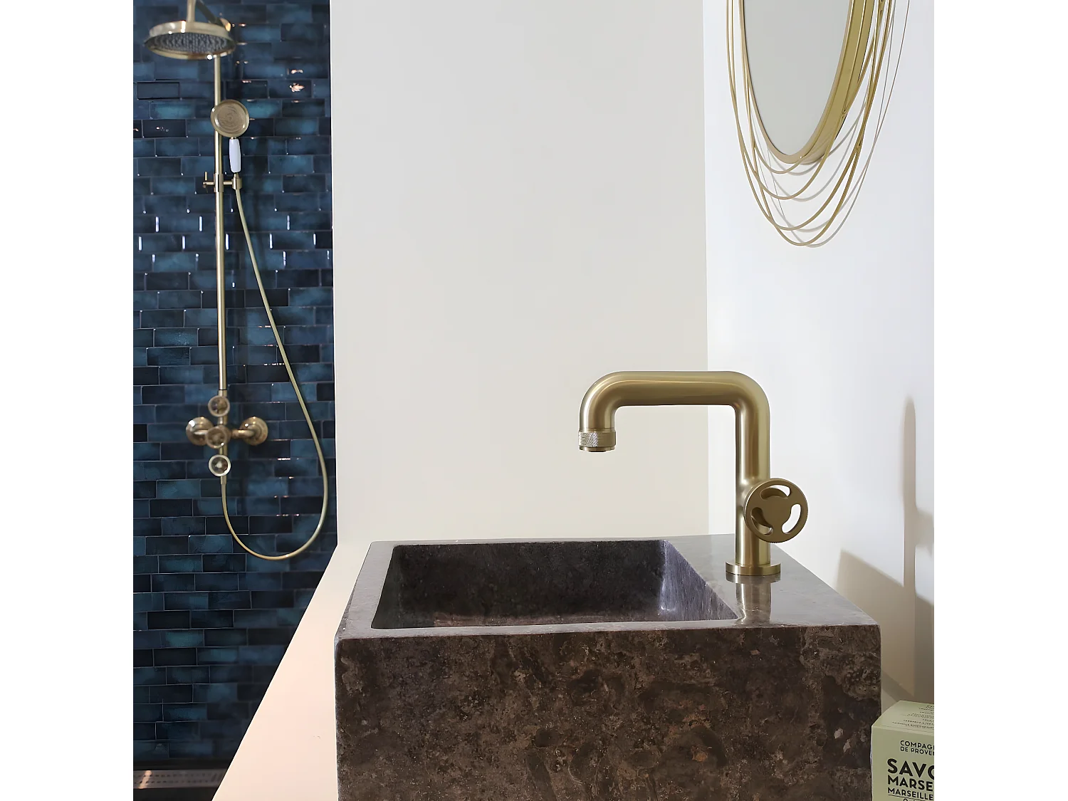 Factory Grifo de lavabo bajo oro cepillado Essebagno