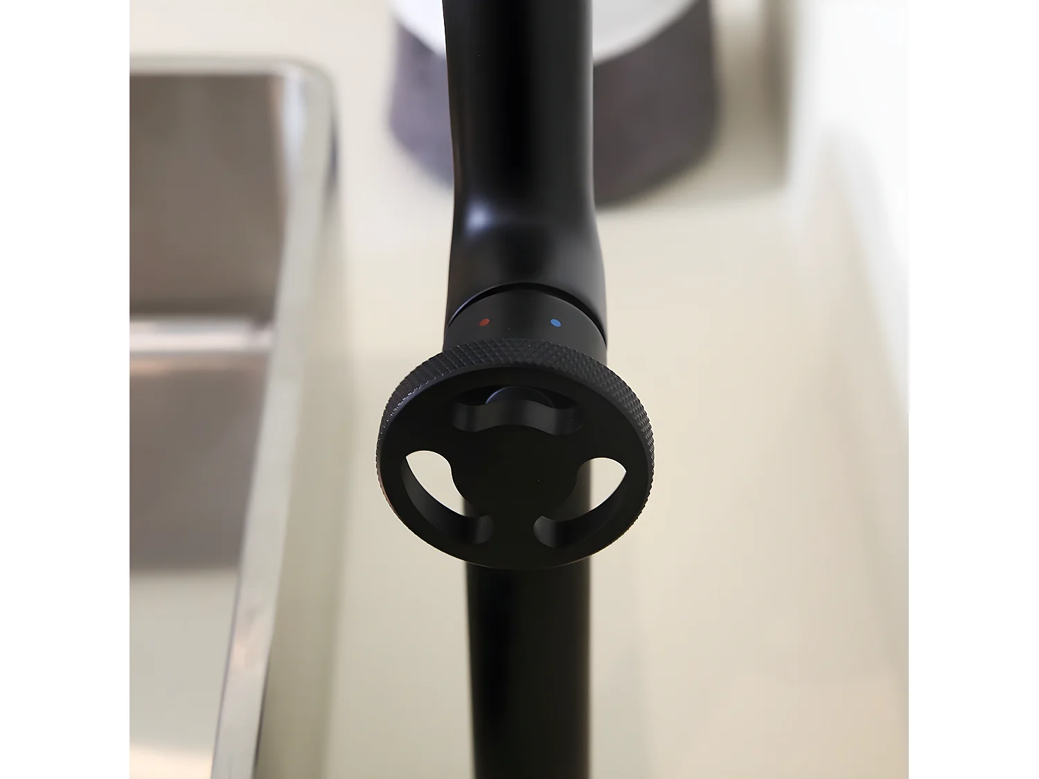 Factory Waschbeckenmischer hoch schwarz Essebagno