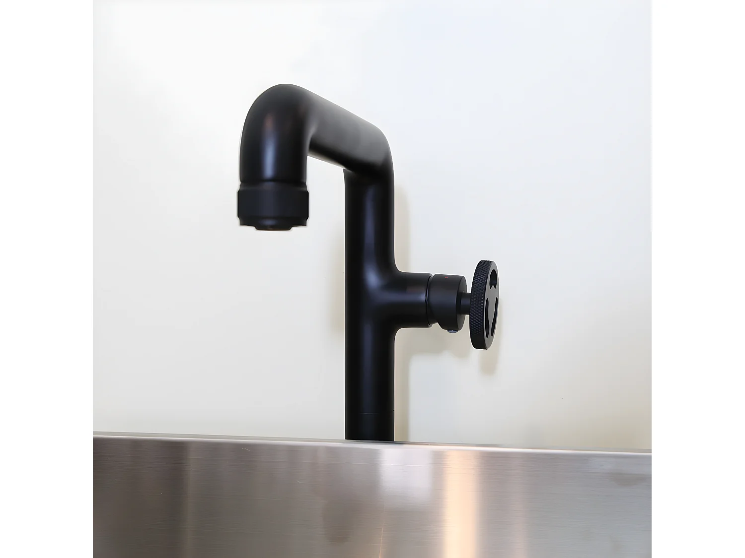 Factory Waschbeckenmischer hoch schwarz Essebagno