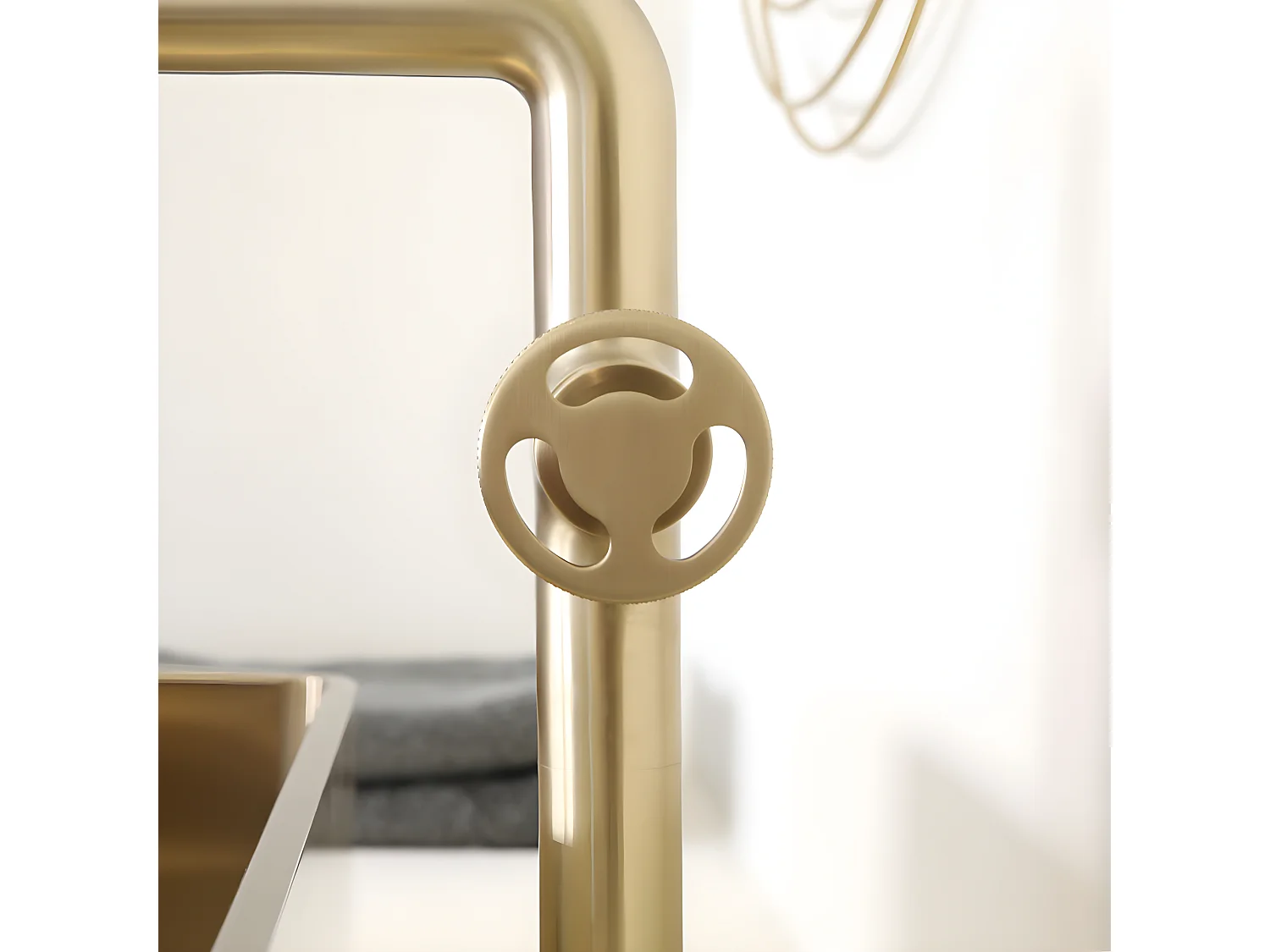 Factory Grifo de lavabo alto oro cepillado Essebagno