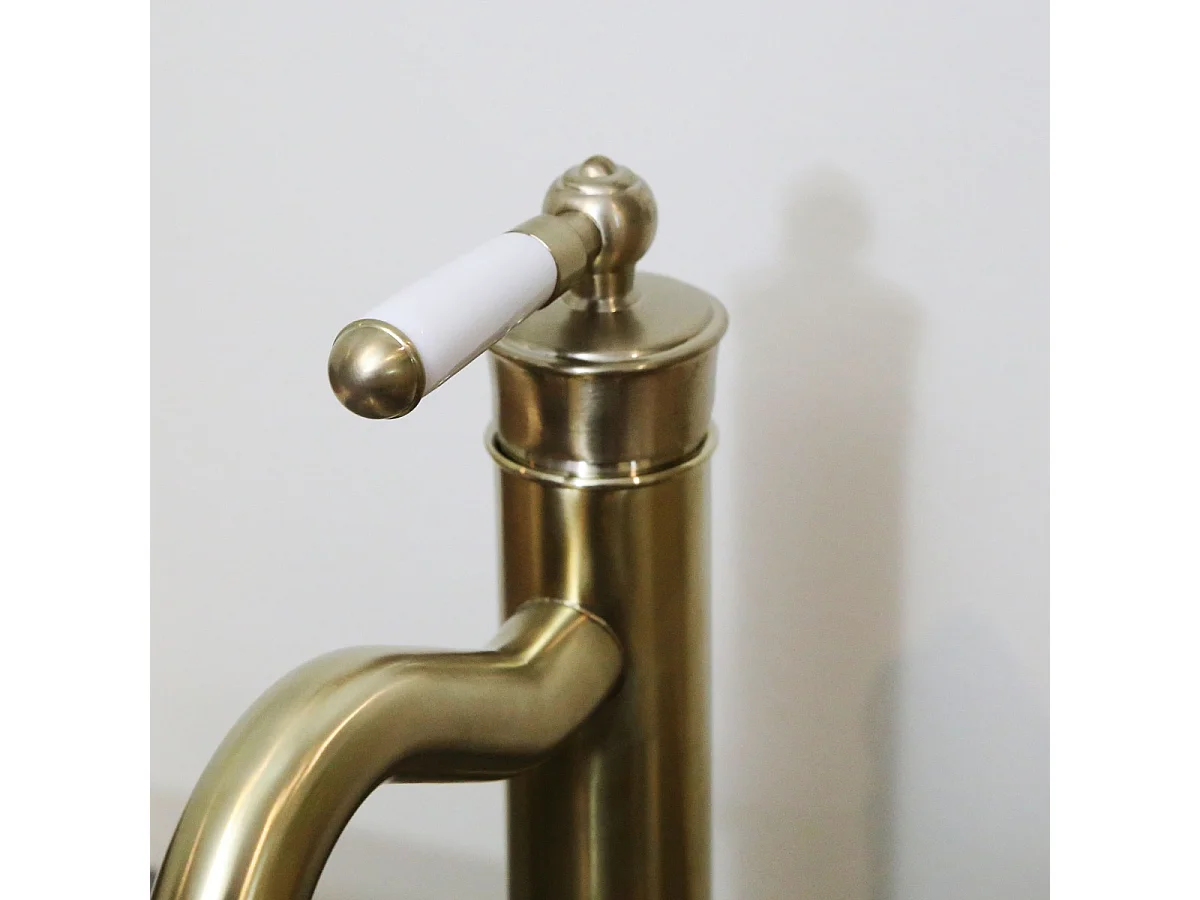 Leeds Retro-Armatur für Waschbecken mit gebürstetem Gold. Essebagno