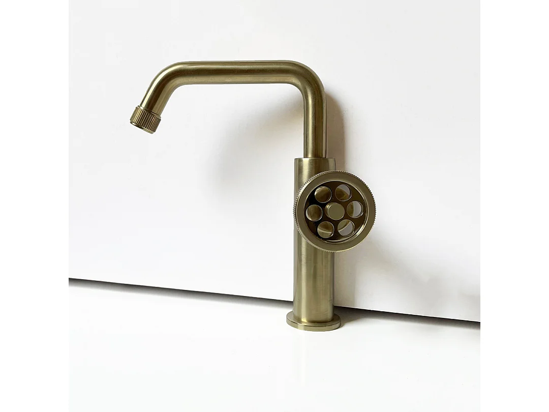 Indus Grifo de lavabo bajo oro cepillado Essebagno