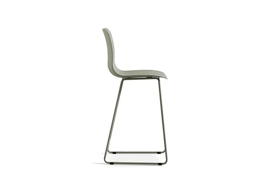 Silla de mostrador MARIO – PP verde grisáceo – Patas de metal – Altura 100,5 cm – Estilo moderno