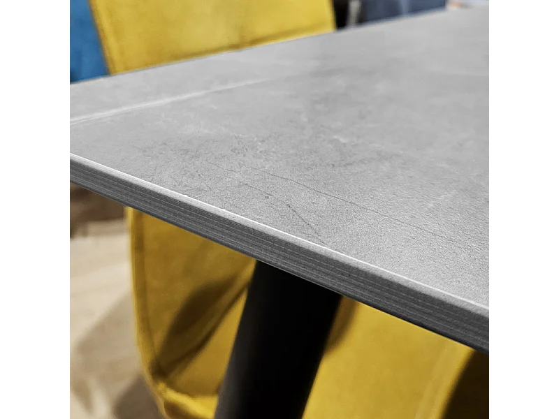 Table 130 x 70 cm plateau céramique gris et pieds évasés - RYDER