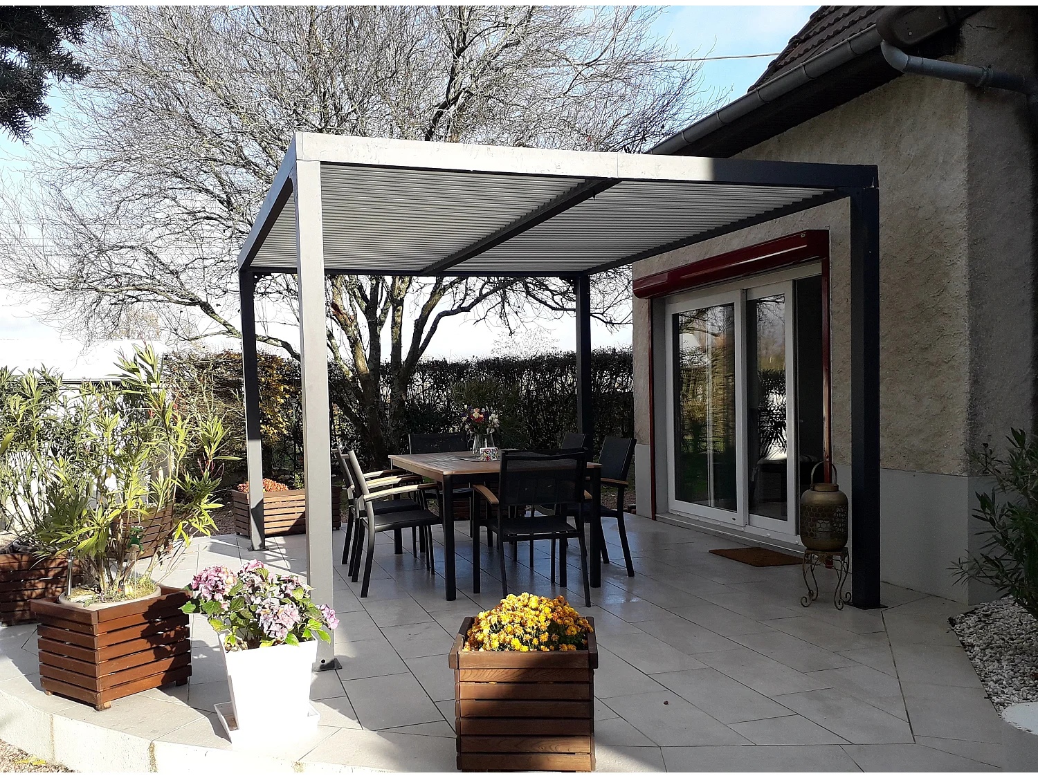 Pergola bioclimatique ALUMINIUM coloris gris anthracite ventelles écru