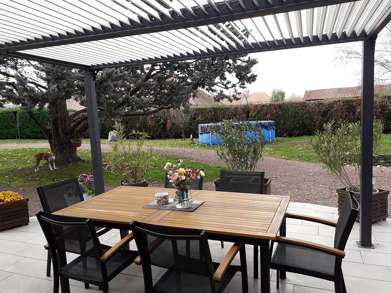 Pergola bioclimatique ALUMINIUM coloris gris anthracite ventelles écru