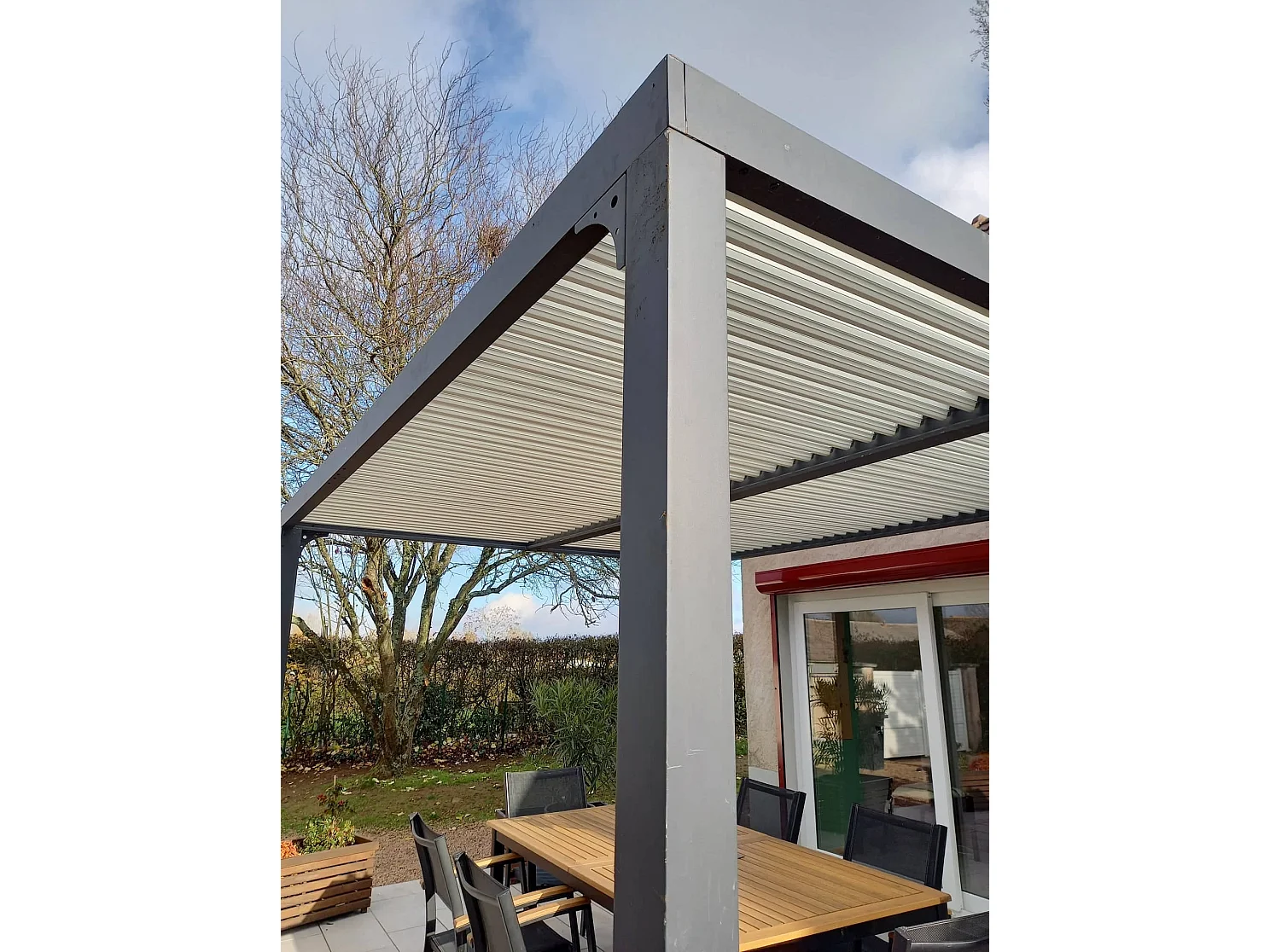 Pergola bioclimatique ALUMINIUM coloris gris anthracite ventelles écru