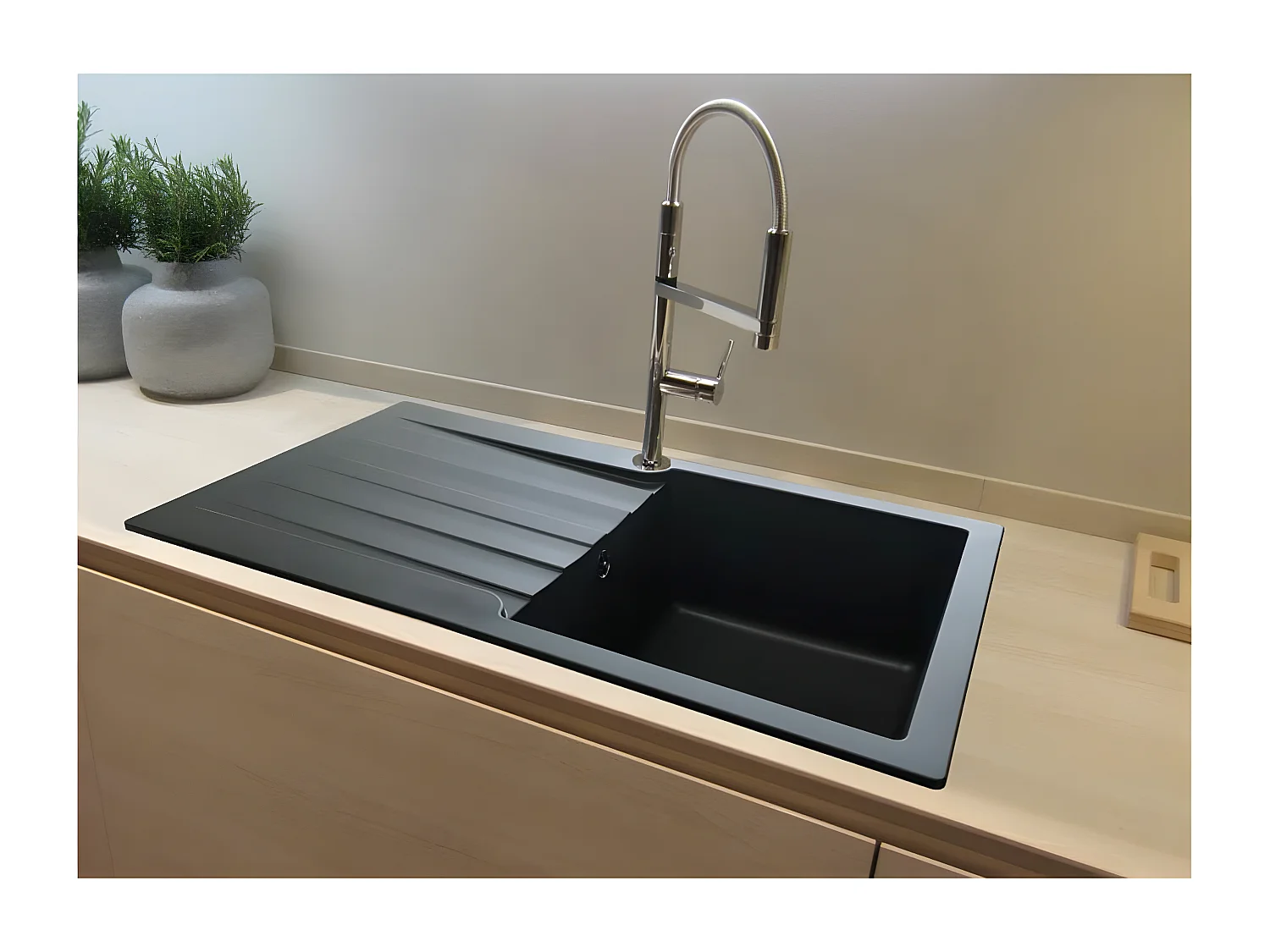 Sierra Spülbecken 1 großes Becken mit Abtropffläche aus schwarzem Kunststoff Essebagno