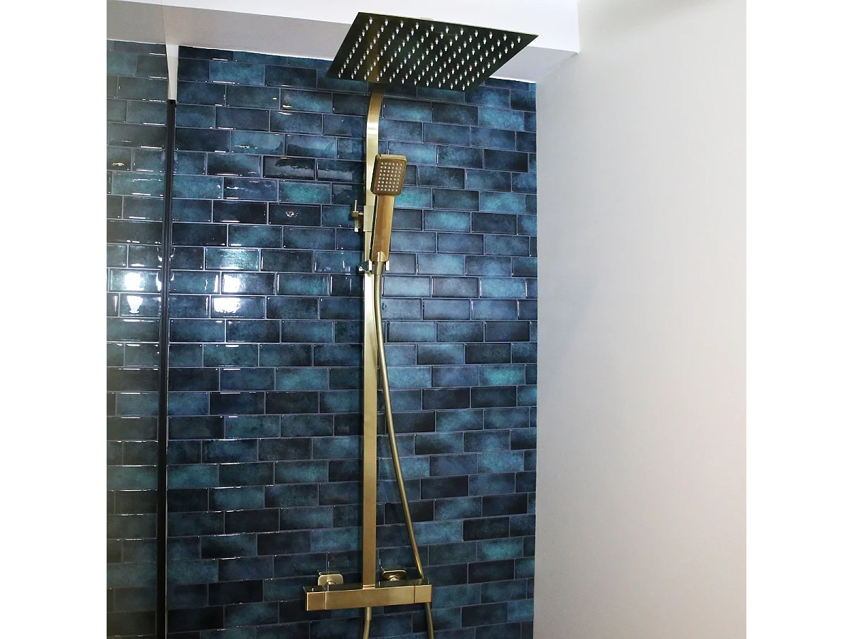 Quartos 300 Duschsäule in gebürstetem Gold mit Thermostat Essebagno