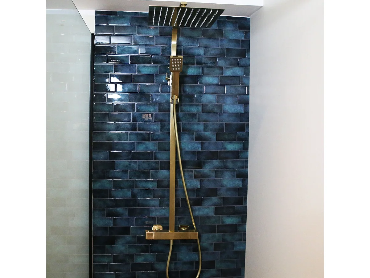 Quartos 300 Duschsäule in gebürstetem Gold mit Thermostat Essebagno