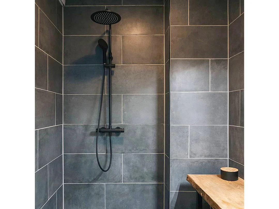 Kissy columna de ducha negra con mando termostático Essebagno