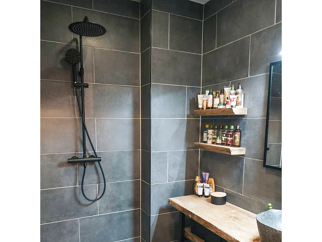 Kissy columna de ducha negra con mando termostático Essebagno