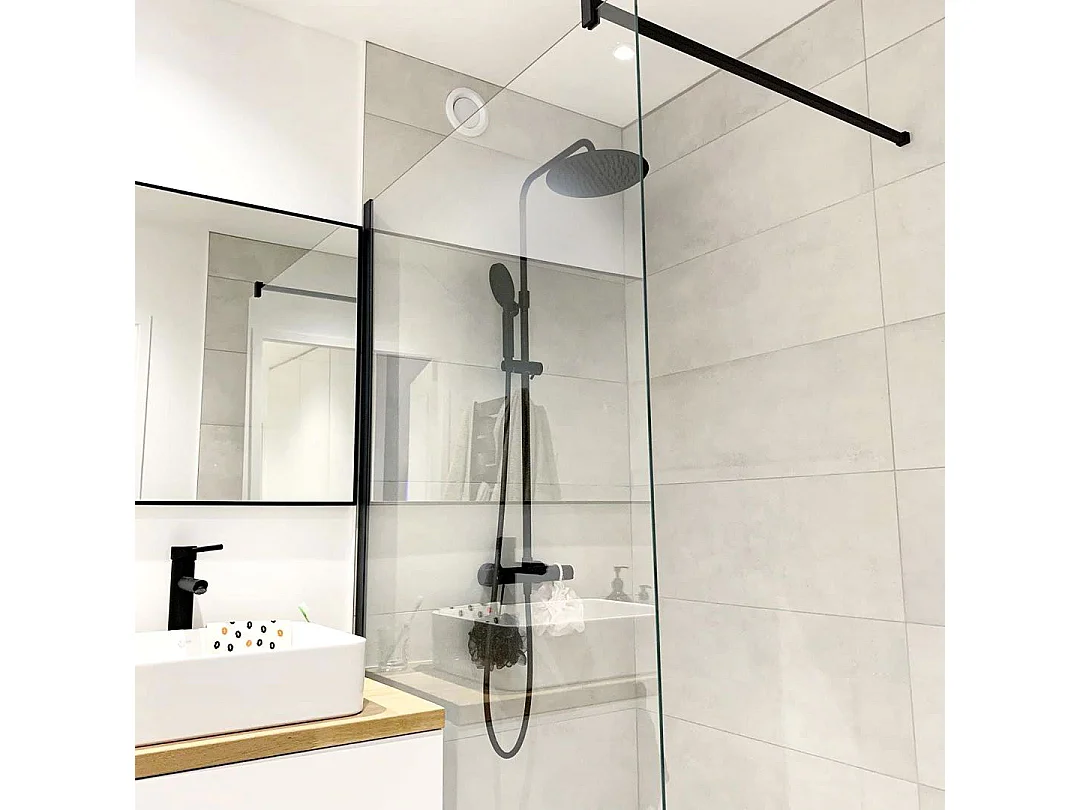 Kissy columna de ducha negra con mando termostático Essebagno