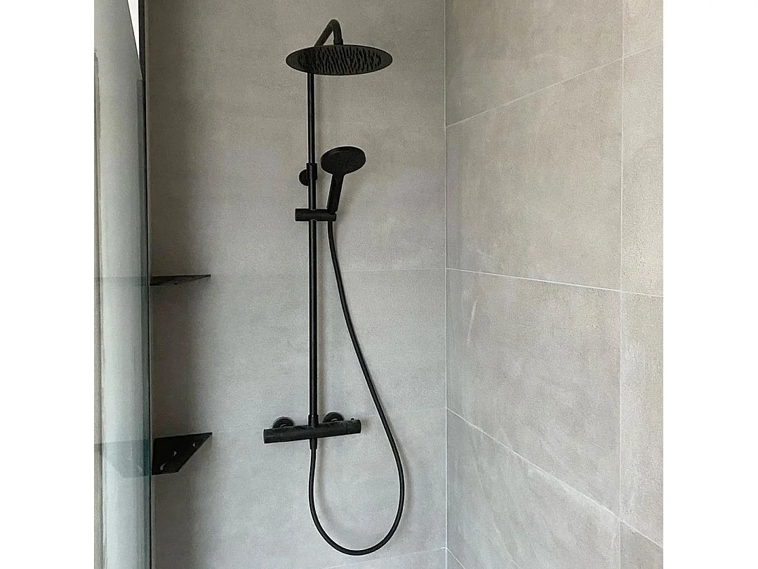 Kissy columna de ducha negra con mando termostático Essebagno