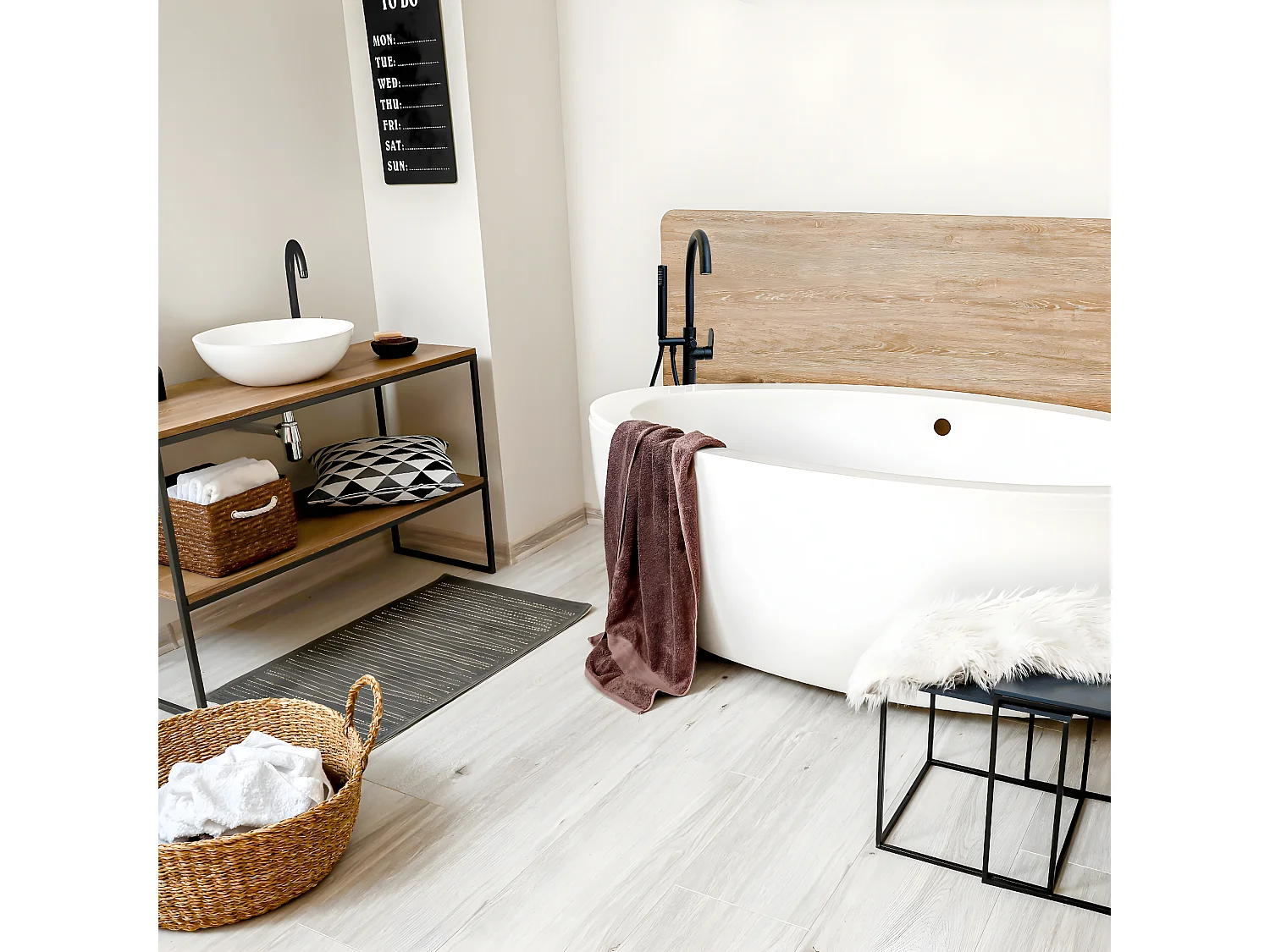 Charme Schwarze mechanische Bodensäule für freistehende Badewanne Essebagno