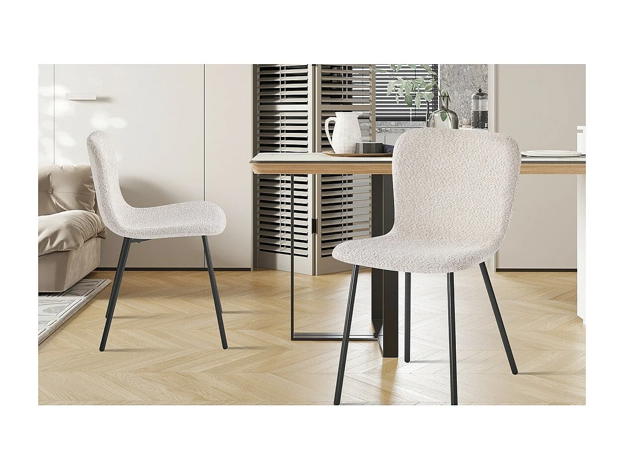 Eetkamerstoel met bouclé bekleding in zandkleur. Collectie ALCAN