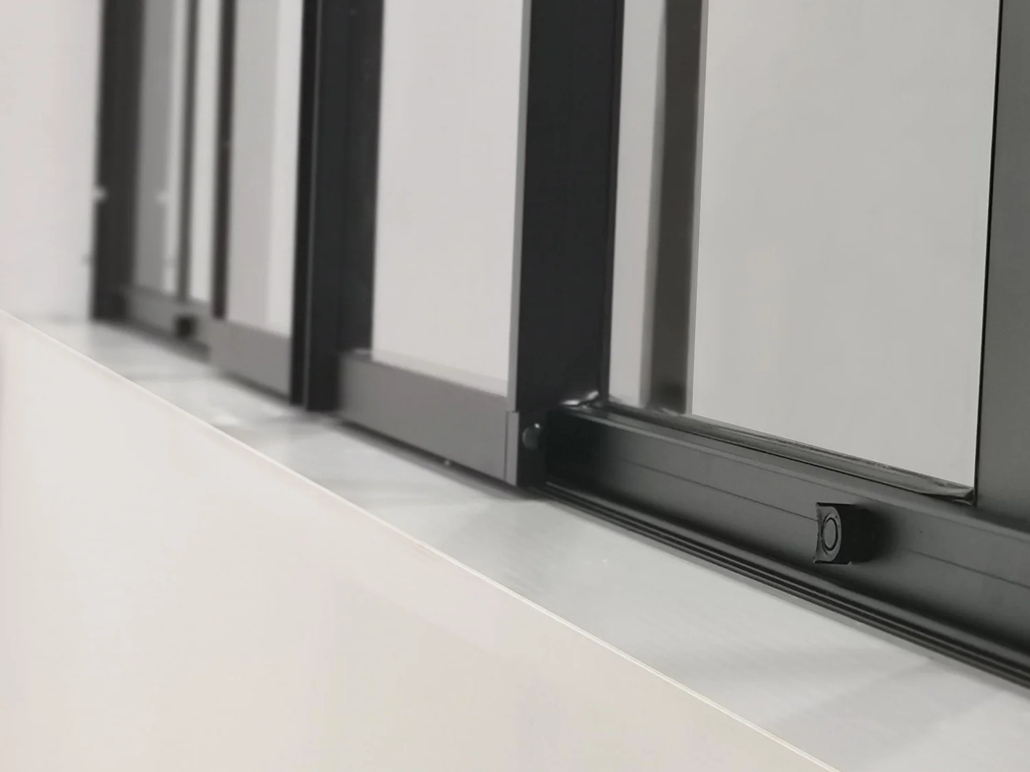 Schiebeglaswand - 120 x 105 cm - thermolackiertes Aluminium - Schwarz - RAVENA