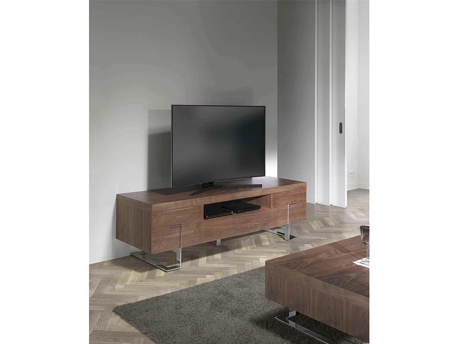 Meuble TV bois noyer tiroir central et 2 armoires latérales pieds acier inoxydable chromé