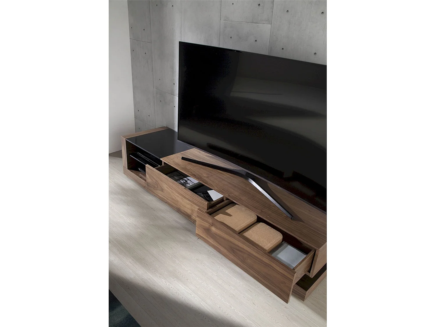 Meuble TV bois 2 tiroirs et 2 espaces ouverts de rangement insert acier poli pieds bois