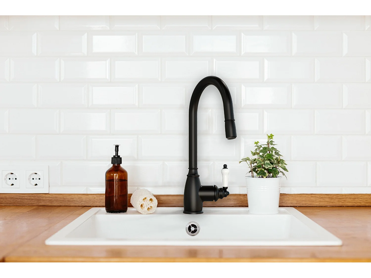 Ascott Küchenarmatur mit schwarzem Handbrausekopf Essebagno