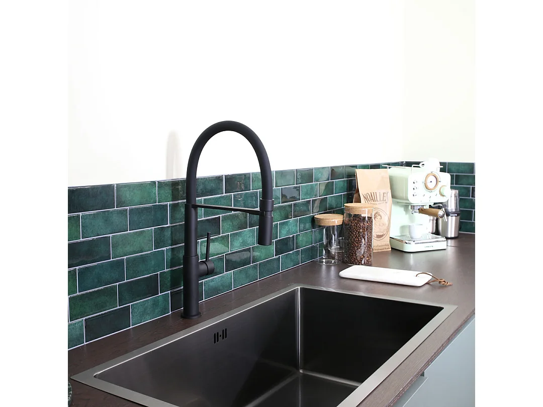 Magneto Misturadora monocomando de lavatório com chuveiro de mão preta Essebagno