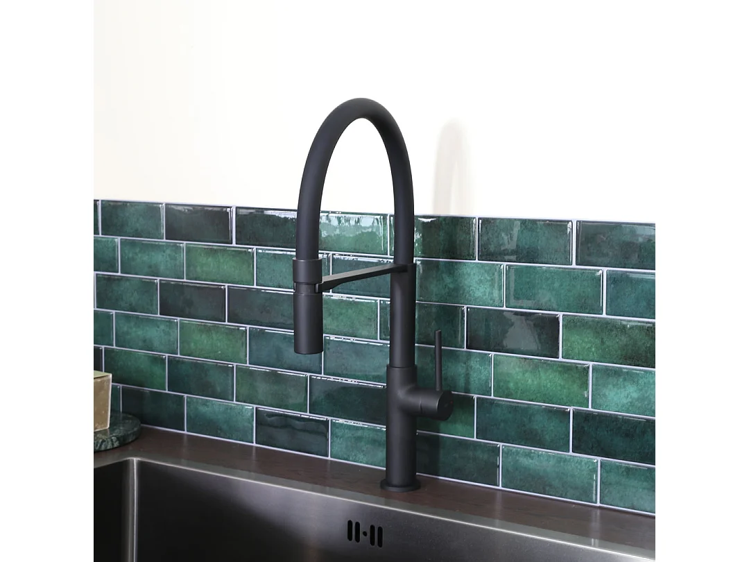 Magneto Misturadora monocomando de lavatório com chuveiro de mão preta Essebagno