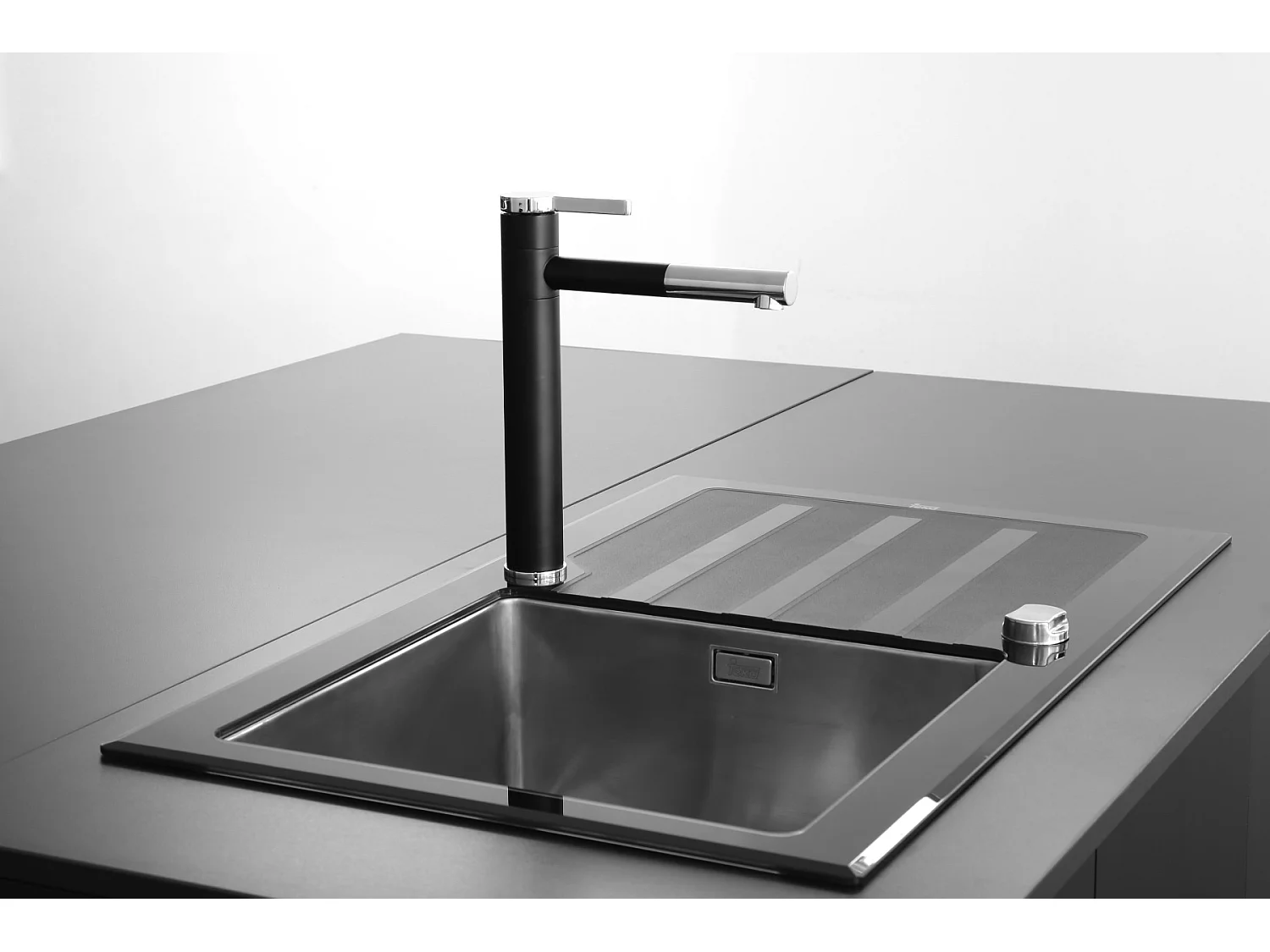 Ultrate rubinetto cucina nero e cromo Essebagno