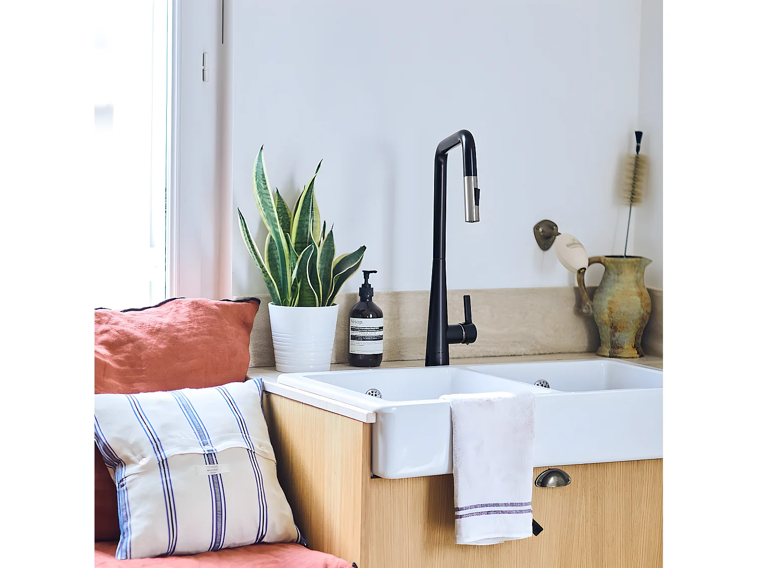 Style Grifo de cocina con ducha de mano en negro y cromo Essebagno