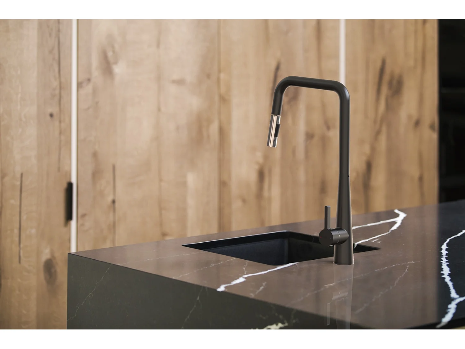 Style Grifo de cocina con ducha de mano en negro y cromo Essebagno