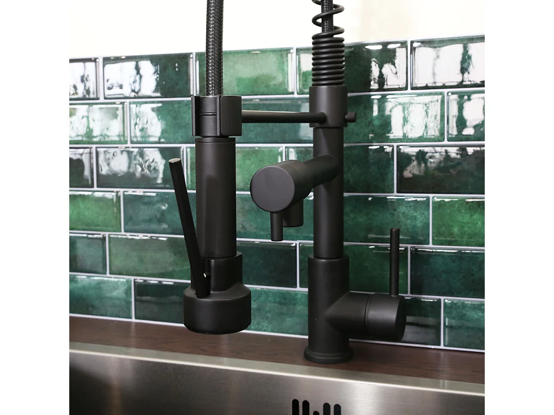 Big Pro Miscelatore per lavabo con soffione mobile nero Essebagno