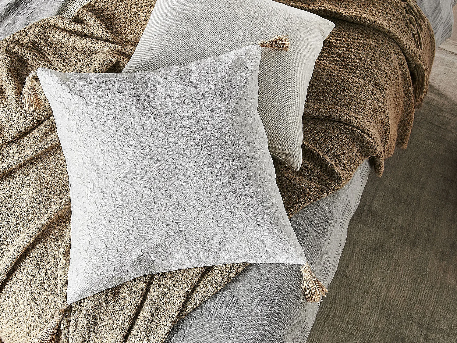 Lot de 2 coussins décoratifs AZALEA 45 x 45 cm Beige clair Unicolore