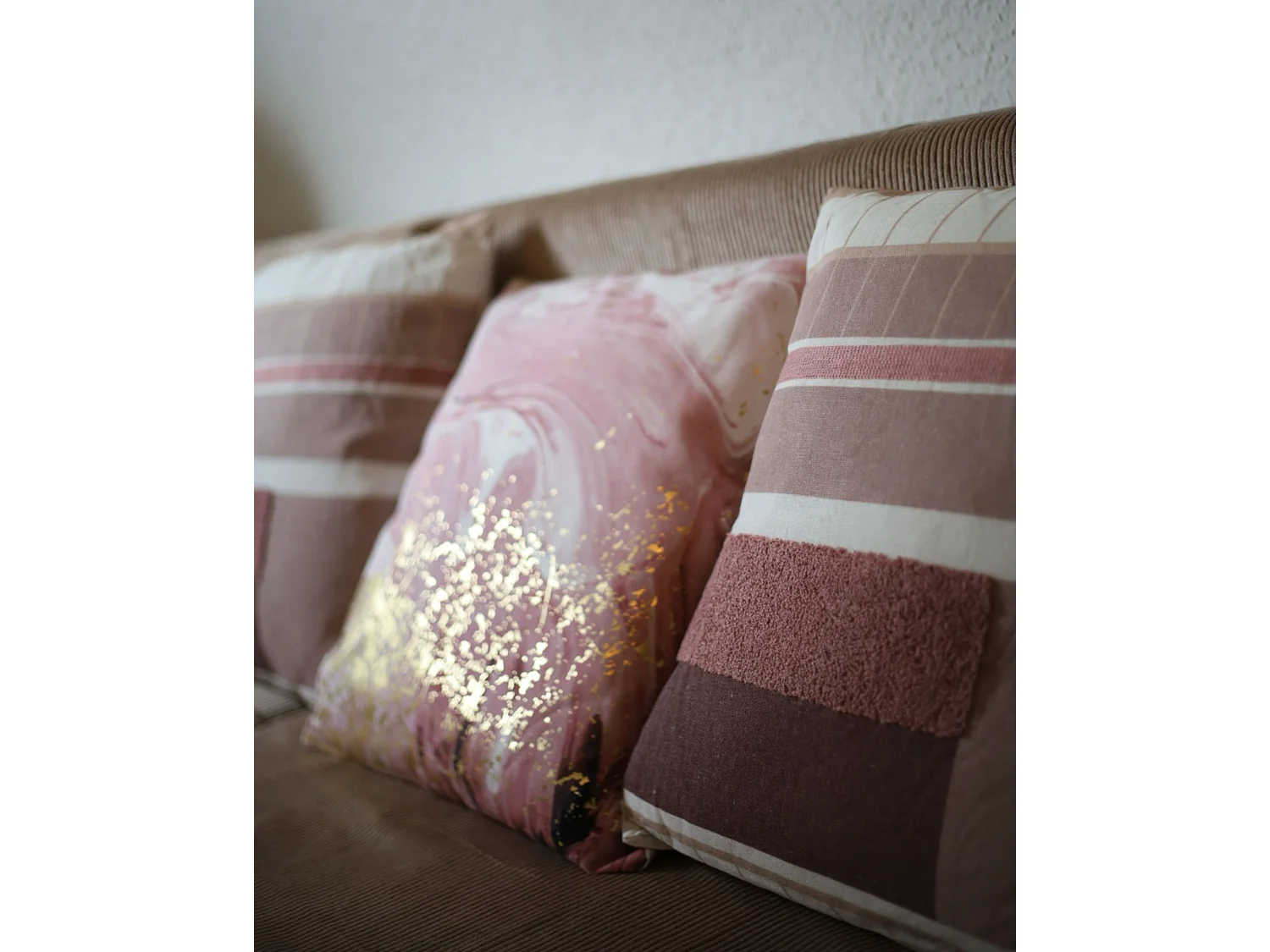 Lot de 2 coussins décoratifs LANTANA 45 x 45 cm Rose Effet marbre