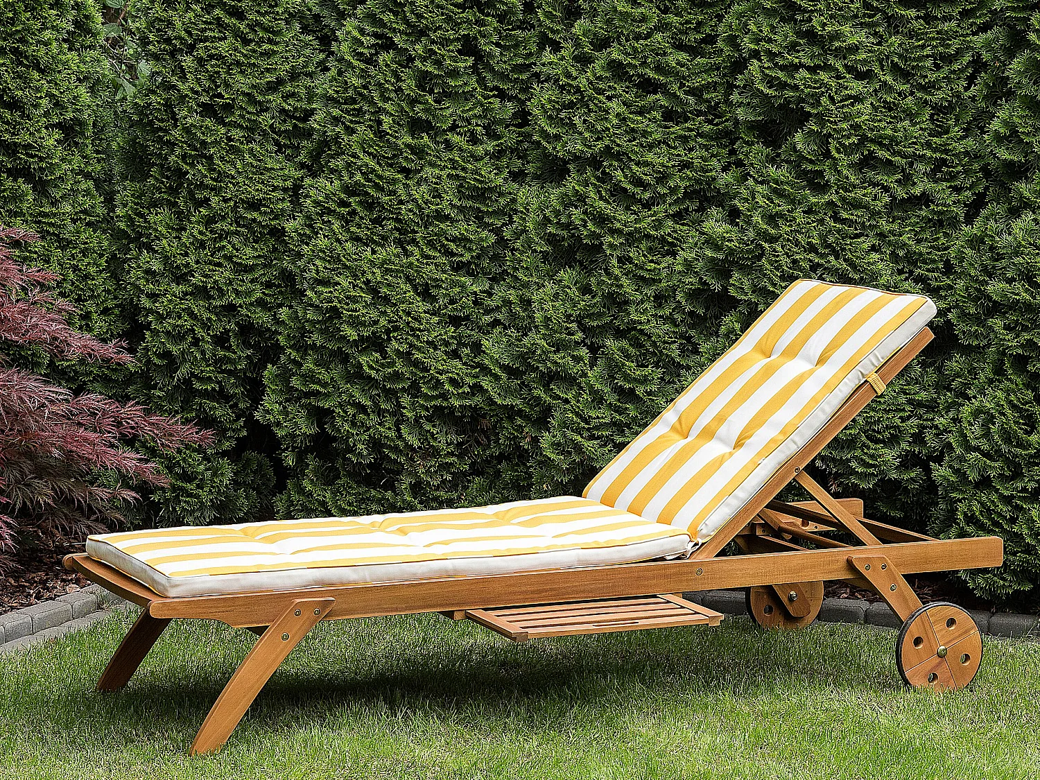 Transat de jardin en bois avec coussin en tissu à rayures jaunes CESANA