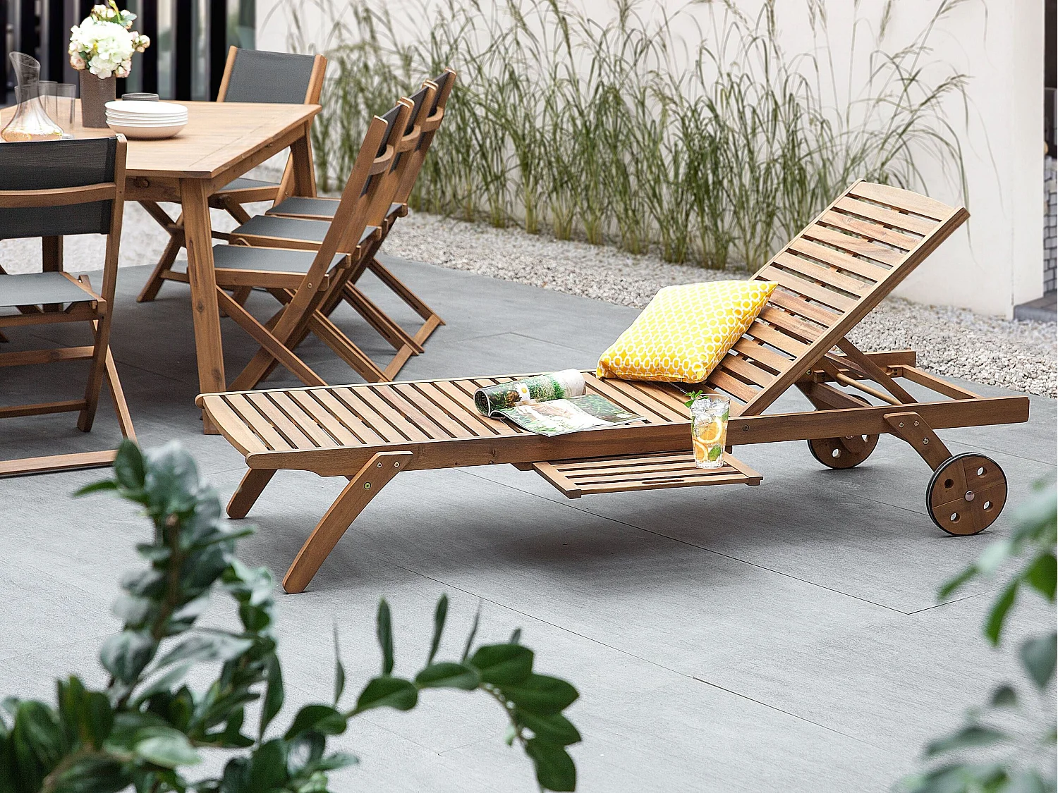 Gartenliege Akazienholz hellbraun verstellbare Rückenlehne rollbar Cesana