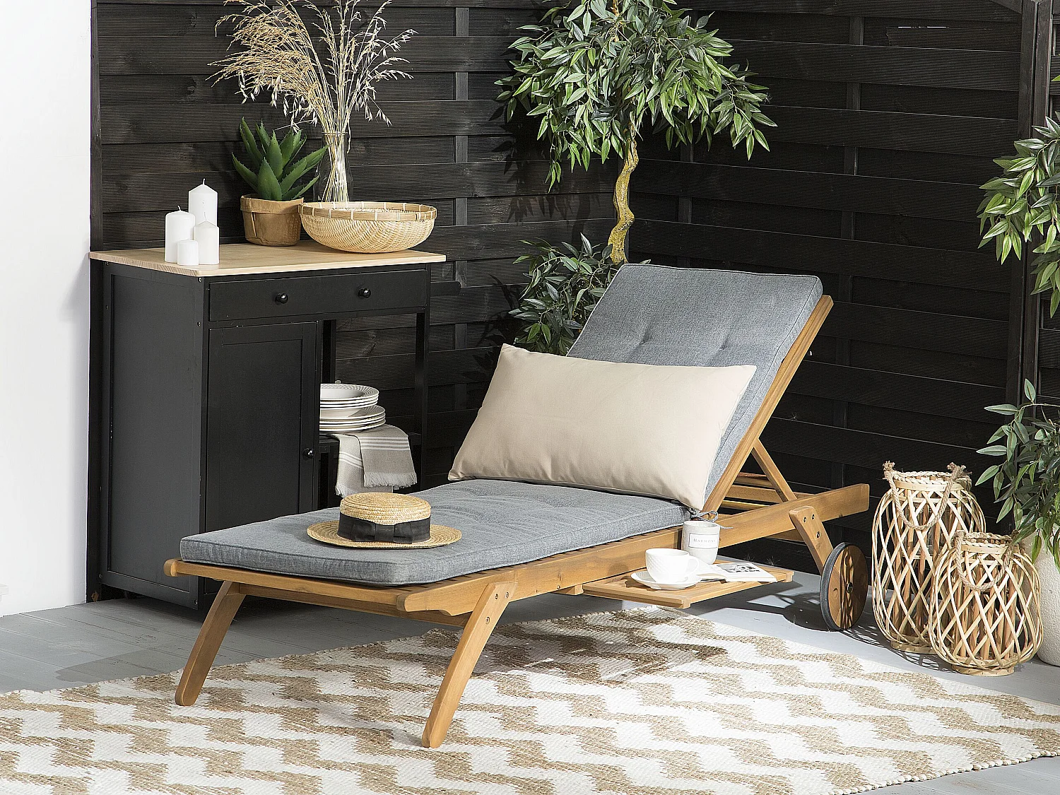 Transat de jardin en bois avec tablette et coussin gris CESANA