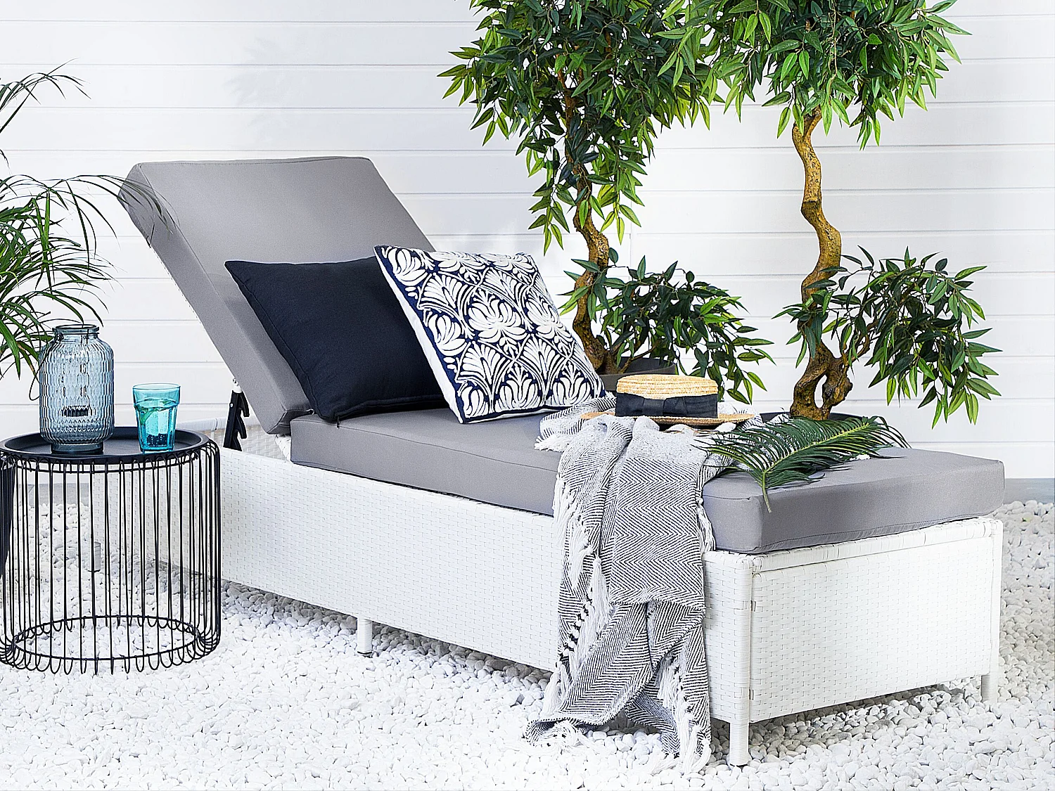 Lettino da giardino in rattan bianco e cuscino grigio TORINO II