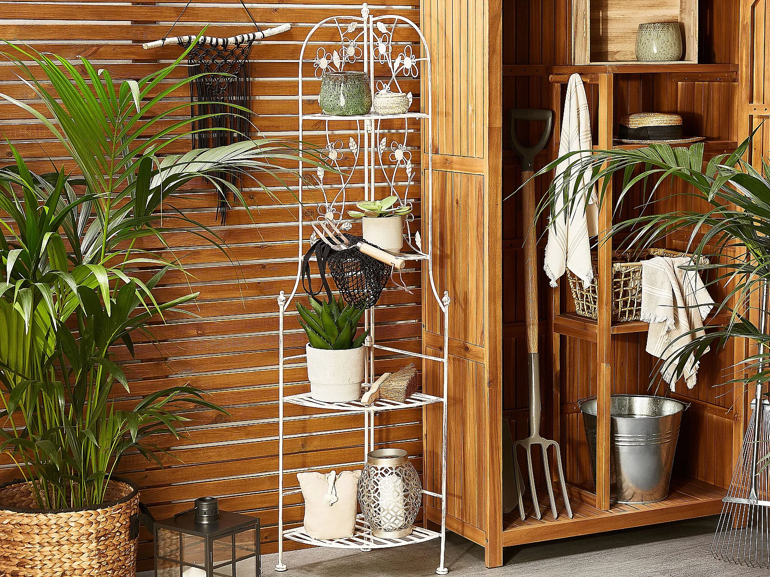 Vielseitiges Eckregal weiß mit Verzierungen aus Metall 4 Ablageflächen Biella