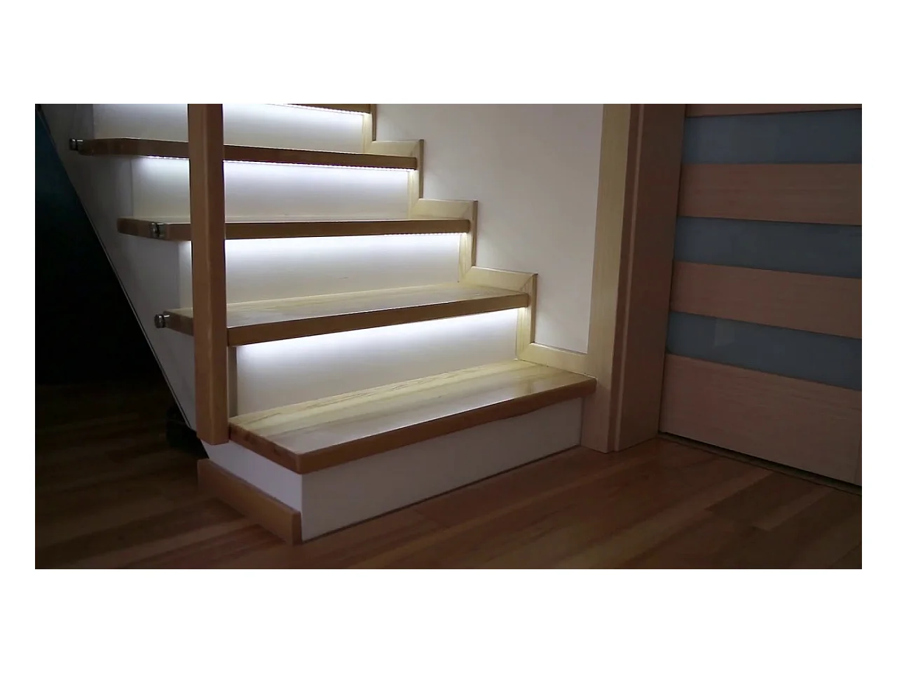 Praktische, LED Lichtleiste mit 4 Teilen von jeweils 60 cm 16 Farben KALADAN