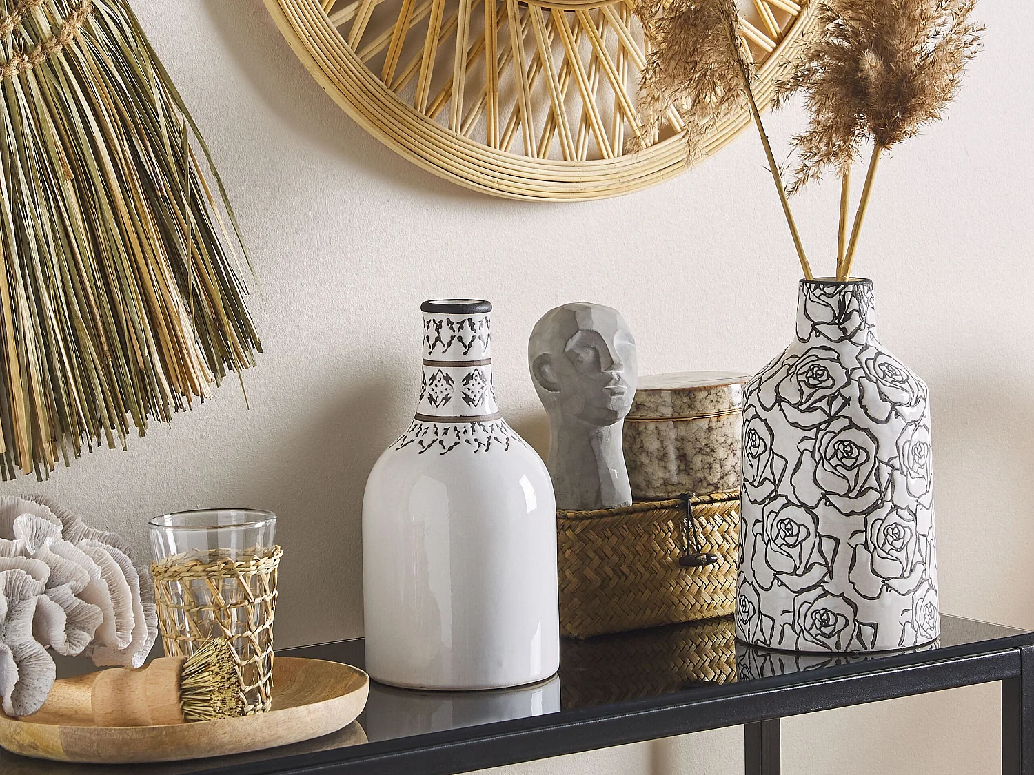 Blumenvase aus Steinzeug weiß mit Blumenmotiv schwarz Dekoration Retro Alinda