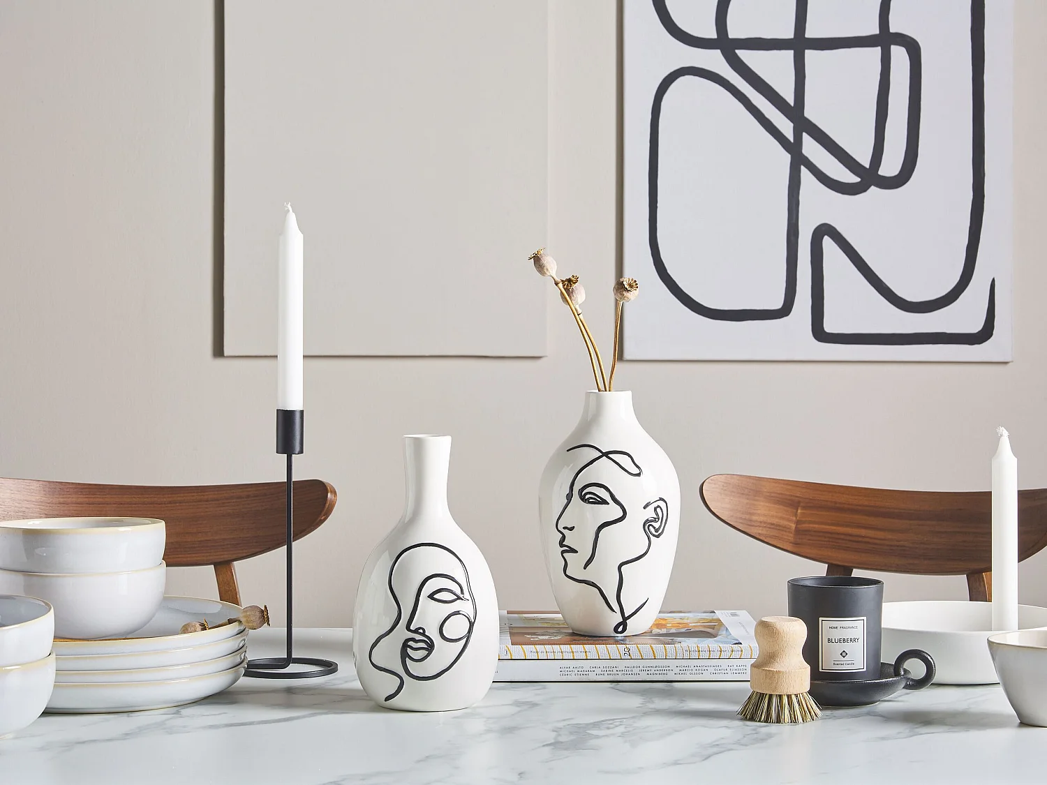 Blumenvase aus Steinzeug weiß mit aufgedrucktem Gesicht schwarz Dekoration Akrai