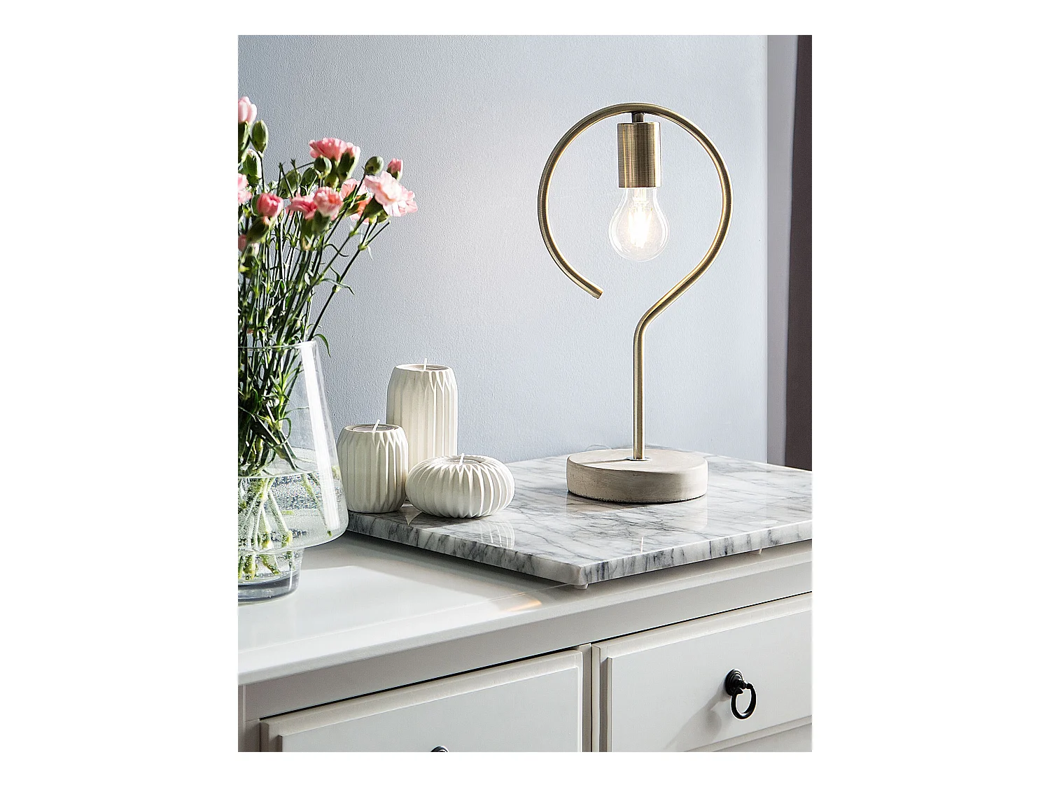 Minimalistische Tischlampe offener Lampenschirm Metall/Beton messing Jucar